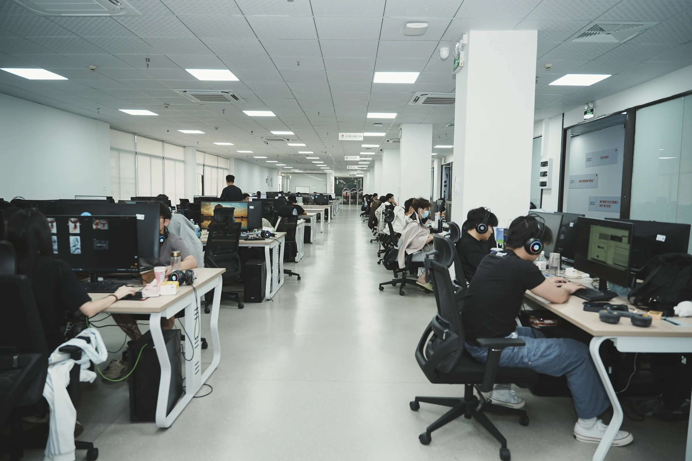 不鸣文化团队在深圳总部办公